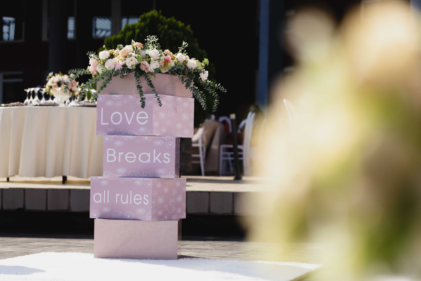 Decoración de boda al aire libre con flores y cartelería
